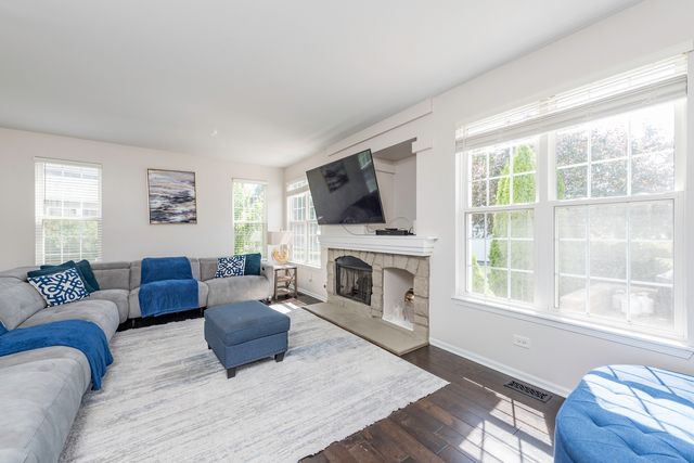 1650 Natures Way, Lindenhurst, IL 60046