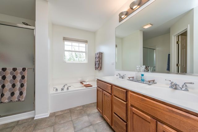 1650 Natures Way, Lindenhurst, IL 60046