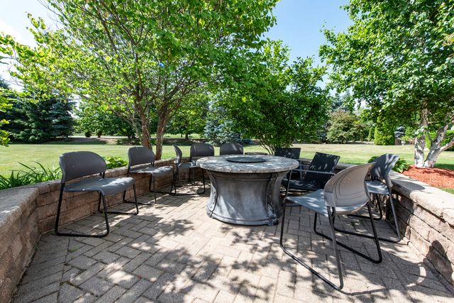 1650 Natures Way, Lindenhurst, IL 60046