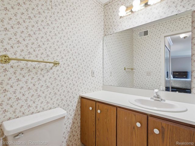 1082 Country Club Drive 84, St. Clair Shores, MI 48082