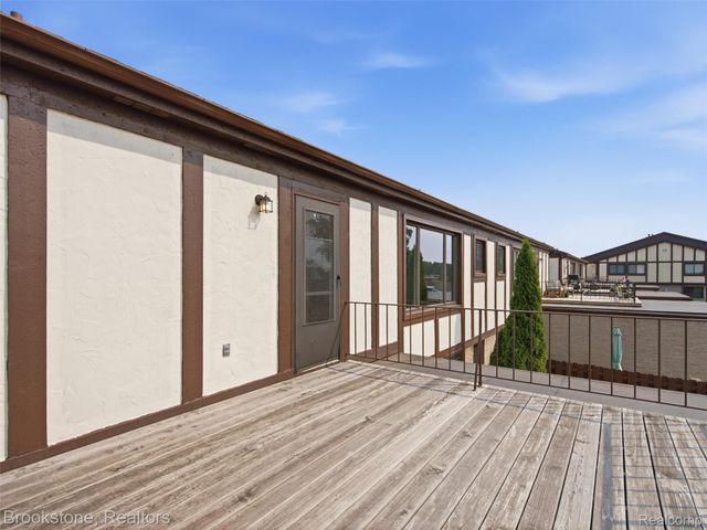 1082 Country Club Drive 84, St. Clair Shores, MI 48082