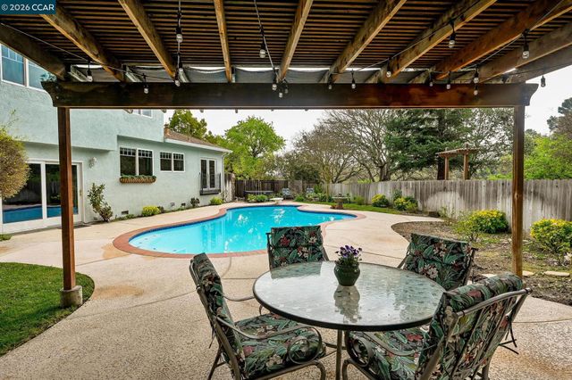 2126 Spring Lake CT, Martinez, CA 94553