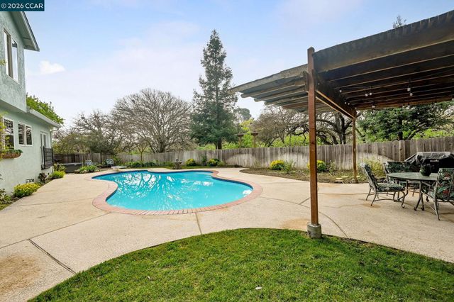 2126 Spring Lake CT, Martinez, CA 94553