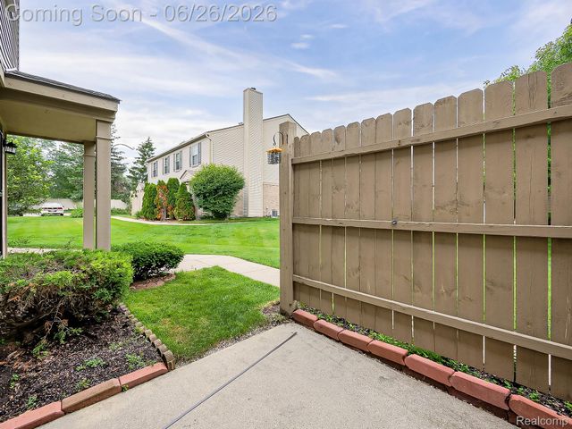 160 Pine Tree Ridge Drive 3, Waterford Charter Township, MI 48327