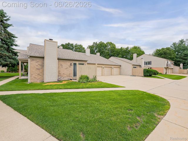 160 Pine Tree Ridge Drive 3, Waterford Charter Township, MI 48327