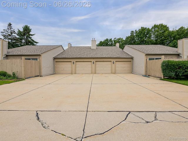 160 Pine Tree Ridge Drive 3, Waterford Charter Township, MI 48327