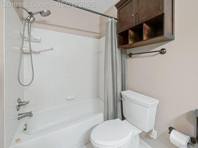 160 Pine Tree Ridge Drive 3, Waterford Charter Township, MI 48327