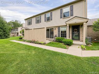 160 Pine Tree Ridge Drive 3, Waterford Charter Township, MI 48327