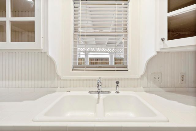 908 W 14th Street, Houston, TX 77008