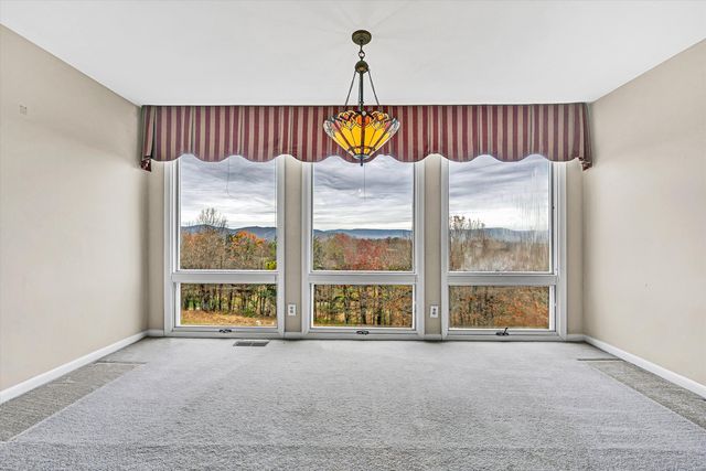 4958 Hunting Hills CIR, Roanoke, VA 24018