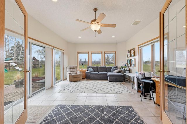 212 Chestnut Drive, Horace, ND 58047