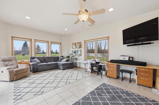 212 Chestnut Drive, Horace, ND 58047