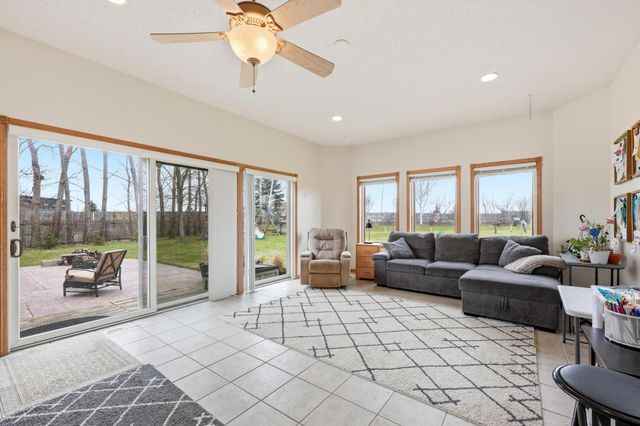 212 Chestnut Drive, Horace, ND 58047