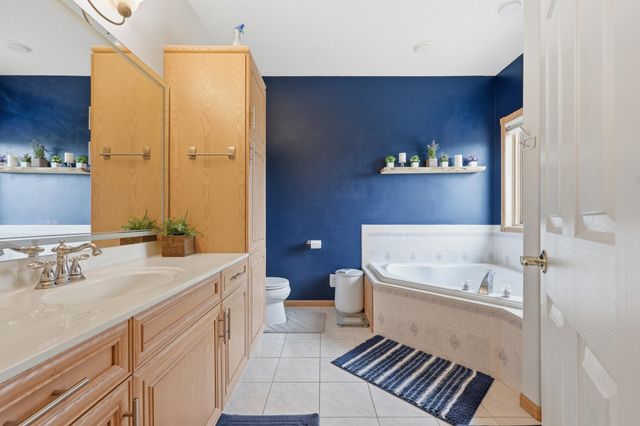 212 Chestnut Drive, Horace, ND 58047