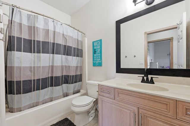 212 Chestnut Drive, Horace, ND 58047