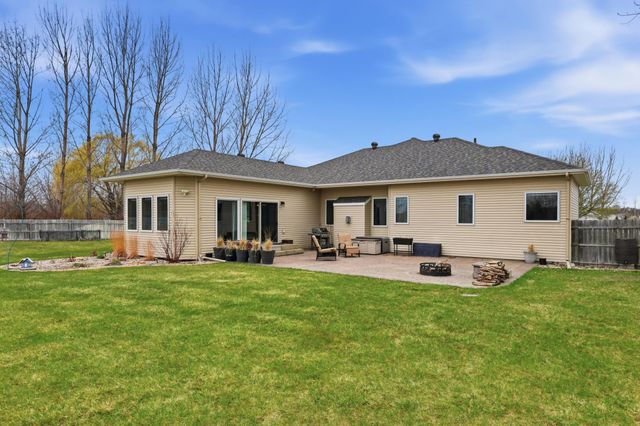 212 Chestnut Drive, Horace, ND 58047