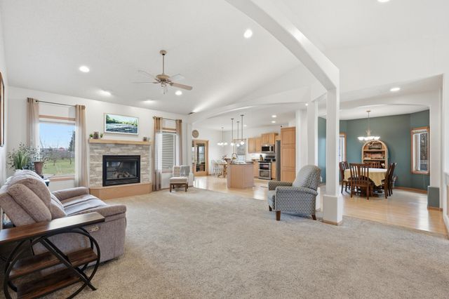 212 Chestnut Drive, Horace, ND 58047