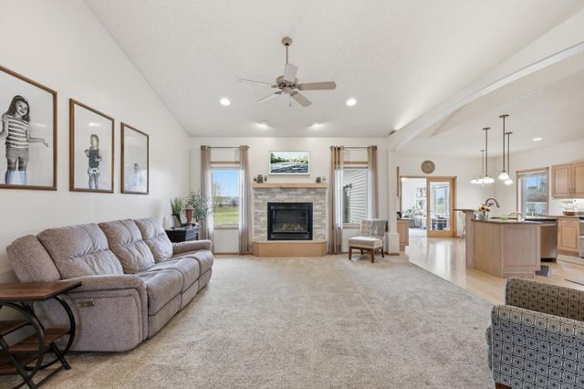 212 Chestnut Drive, Horace, ND 58047