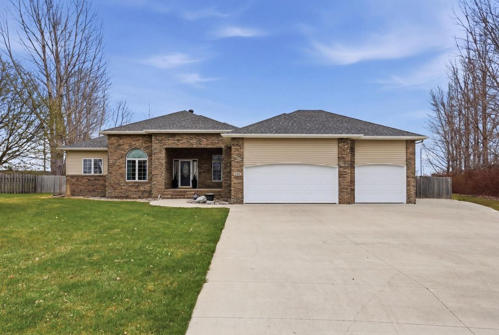 212 Chestnut Drive, Horace, ND 58047