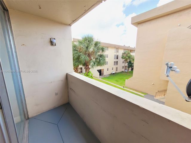 816 NW 87th Ave 305, Miami, FL 33172