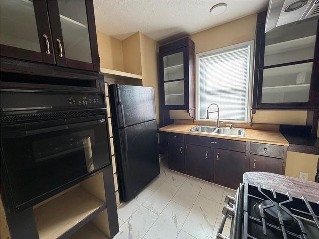 1204 N 8th Street, St Joseph, MO 64505