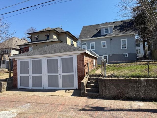 1204 N 8th Street, St Joseph, MO 64505