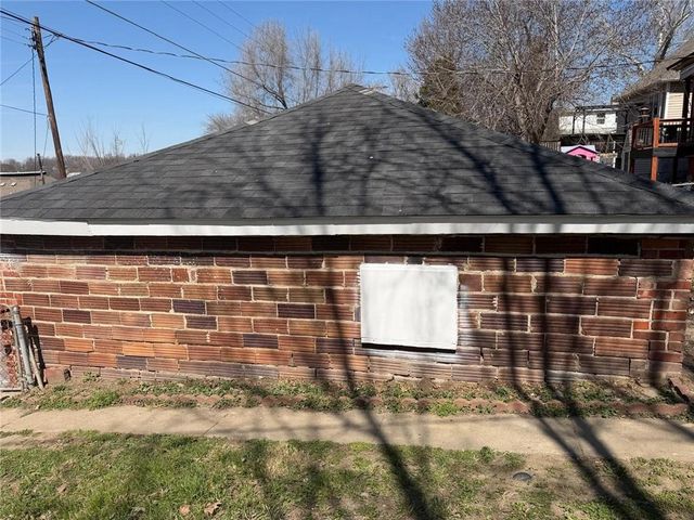 1204 N 8th Street, St Joseph, MO 64505