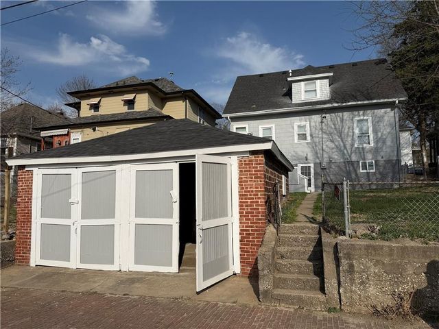 1204 N 8th Street, St Joseph, MO 64505