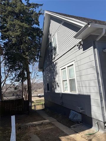 1204 N 8th Street, St Joseph, MO 64505