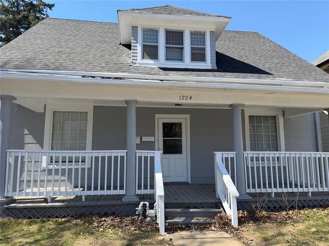 1204 N 8th Street, St Joseph, MO 64505