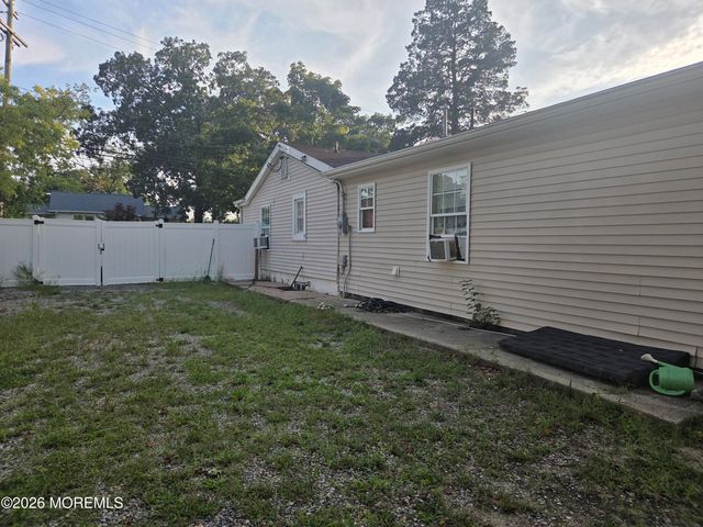 211 Magnolia Avenue, Toms River, NJ 08757