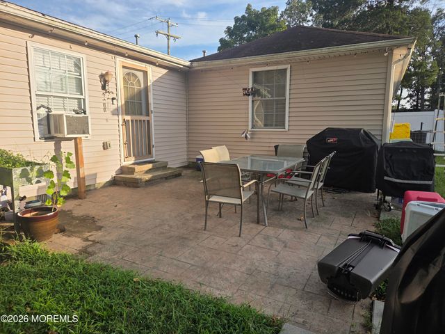 211 Magnolia Avenue, Toms River, NJ 08757