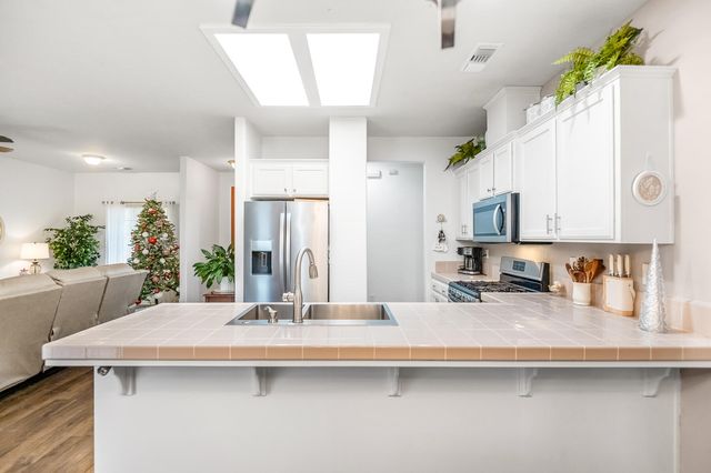 1833 Arneis Avenue, Tulare, CA 93274