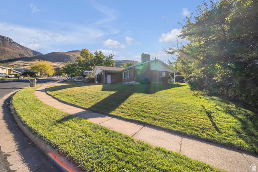 Image 3 of property listing at 276 E SPENCER WAY, Farmington, UT 84025