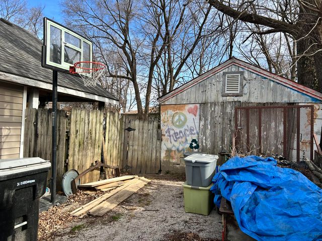 2320 N Travis Avenue, Springfield, MO 65803