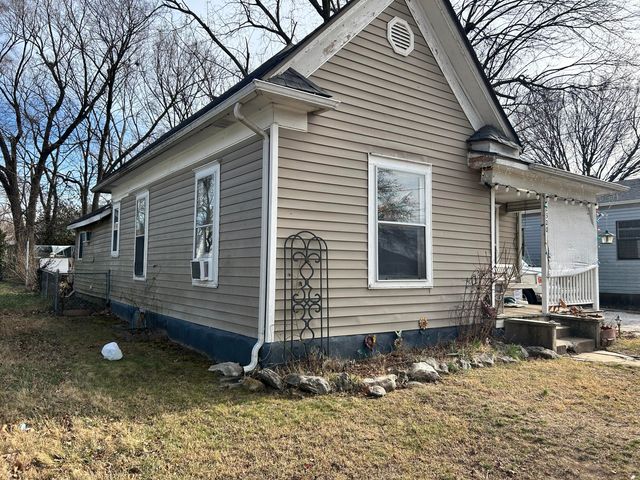 2320 N Travis Avenue, Springfield, MO 65803