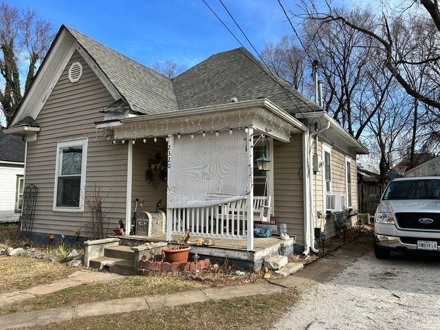 2320 N Travis Avenue, Springfield, MO 65803