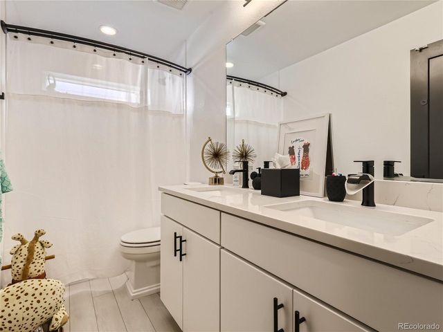 21418 E 61st Dr, Aurora, CO 80019