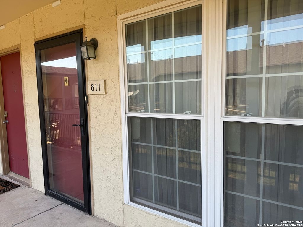 8702 Village Dr Apt 811, San Antonio, TX 78217
