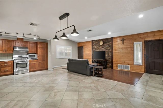 15691 Montgomery, Fontana, CA 92336