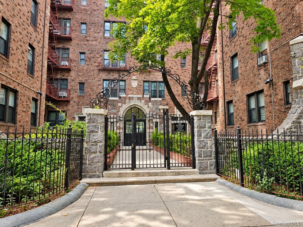 9205 Whitney Avenue 27, Elmhurst, NY 11373 — exterior