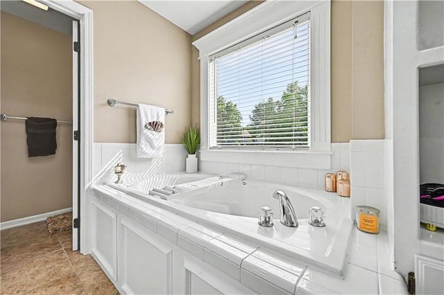 9009 N Kentucky Avenue, Kansas City, MO 64157