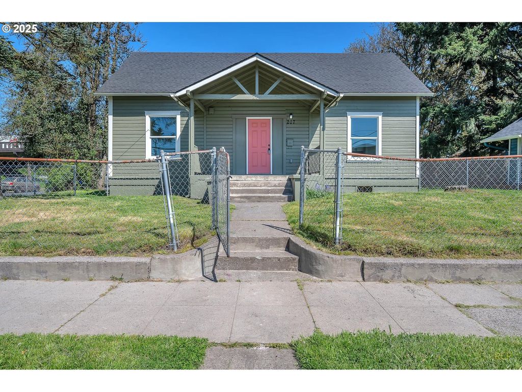 205 GRANT St, Kelso, WA 98626