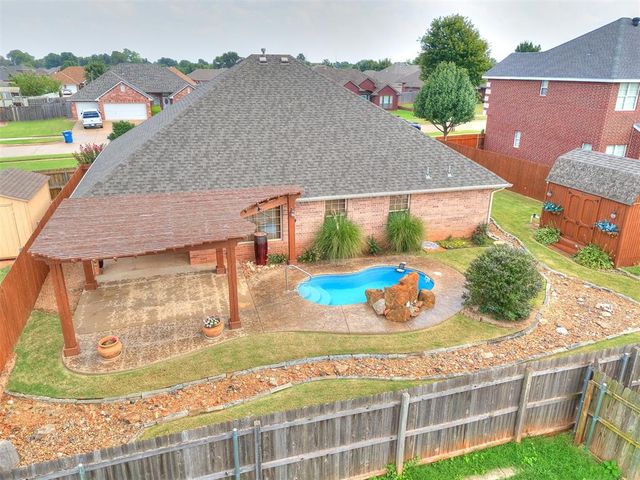 401 N Topaz Way, Mustang, OK 73064