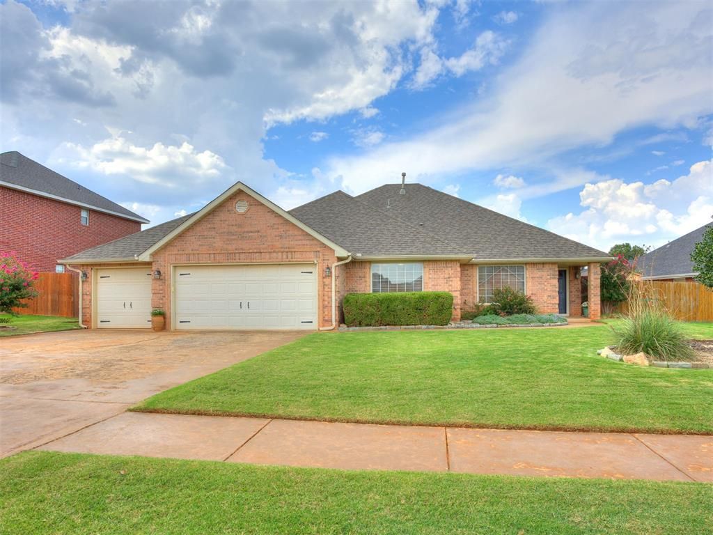 401 N Topaz Way, Mustang, OK 73064