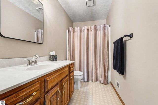 2643 Ra Wa Si, Traverse City, MI 49685