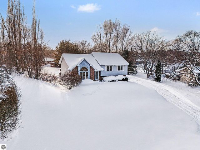 2643 Ra Wa Si, Traverse City, MI 49685