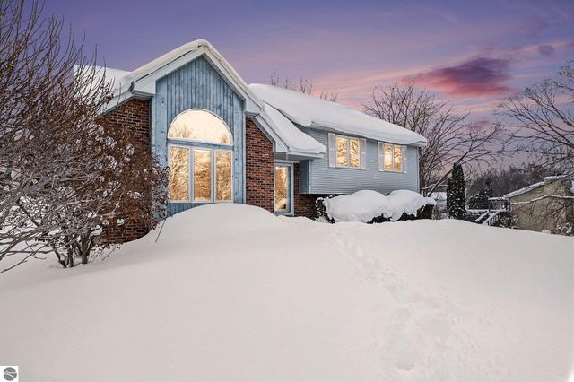 2643 Ra Wa Si, Traverse City, MI 49685