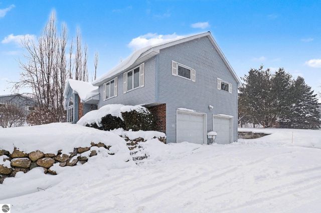 2643 Ra Wa Si, Traverse City, MI 49685