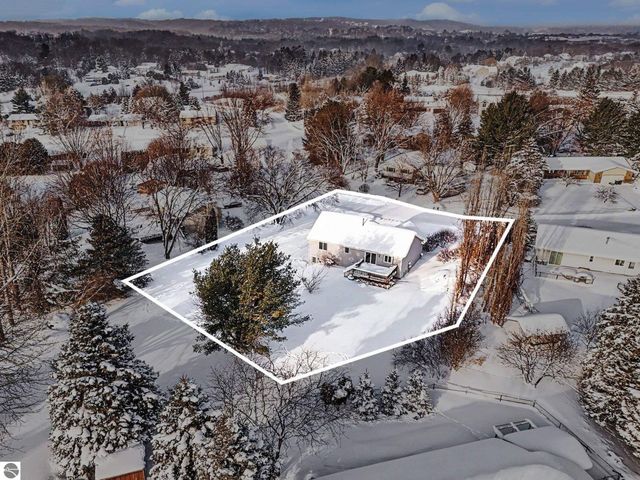 2643 Ra Wa Si, Traverse City, MI 49685